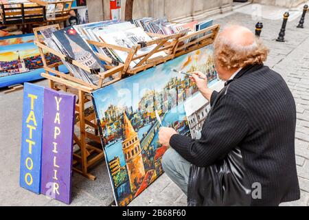 Settembre 2017, ISTANBUL, TURCHIA: Street Painter in Istiklal Street a Istanbul Foto Stock