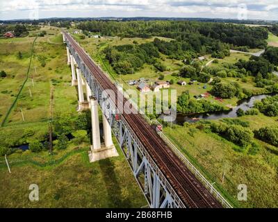 Ponte Ferroviario Di Lyduvenai, Lituania. Veduta aerea del ponte più lungo e più alto della Lituania Foto Stock