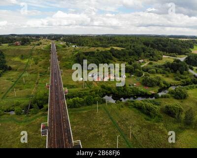 Ponte Ferroviario Di Lyduvenai, Lituania. Veduta aerea del ponte più lungo e più alto della Lituania Foto Stock