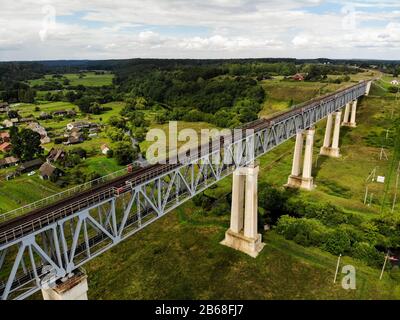 Ponte Ferroviario Di Lyduvenai, Lituania. Veduta aerea del ponte più lungo e più alto della Lituania Foto Stock