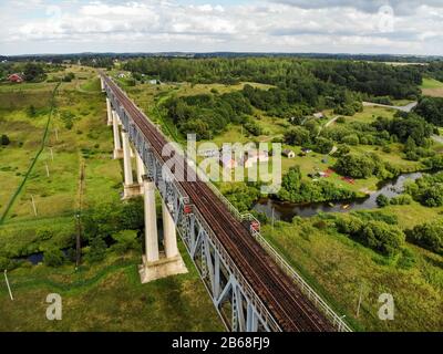 Ponte Ferroviario Di Lyduvenai, Lituania. Veduta aerea del ponte più lungo e più alto della Lituania Foto Stock