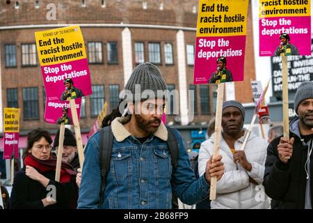 Movimento per la Giustizia che protestava a Windrush Square contro la deportazione in Giamaica marzo 2020 Foto Stock