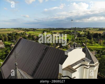 Vista ravvicinata del tetto della chiesa con croci e parafulmine della chiesa di Kraziai Foto Stock