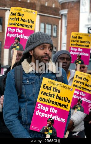 Movimento per la Giustizia che protestava a Windrush Square contro la deportazione in Giamaica marzo 2020 Foto Stock