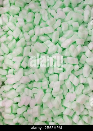 Riempitivi sciolti molti chip morbidi nella scatola del pacco per la protezione professionale dello shippment Foto Stock