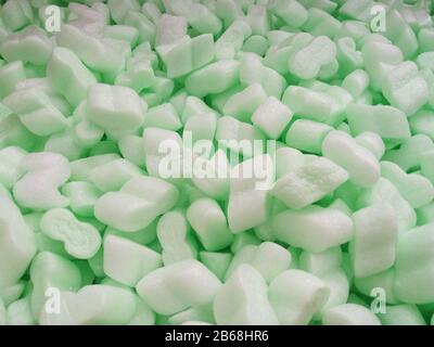 Riempitivi sciolti molti chip morbidi nella scatola del pacco per la protezione professionale dello shippment Foto Stock