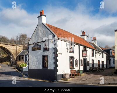 Il Railway Inn accanto al viadotto ferroviario disusato a Largo Inferiore Fife Scozia Foto Stock