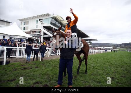 Metti il bollitore su cavalcato da Aidan Coleman celebra la vittoria del Racing Post Arkle Challenge Trophy Novices' Chase il giorno uno del Cheltenham Festival a Cheltenham Racecourse, Cheltenham. Foto Stock