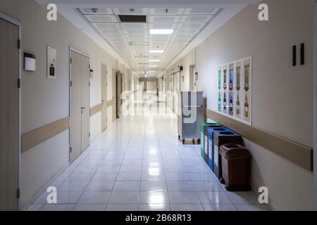 Corridoio ospedale vuoto. Salute e concetto medico Foto Stock