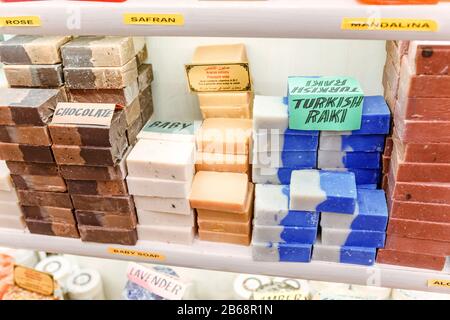 28 SETTEMBRE 2017, ISTANBUL, TURCHIA: Sapone fatto a mano sul mercato del Grand Bazar in Turchia, Istanbul Foto Stock