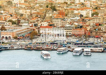 29 SETTEMBRE 2017, ISTANBUL, TURCHIA: Paesaggio urbano dalla Torre Galata sul Corno d'Oro con navi traghetto Foto Stock