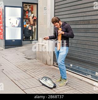 29 SETTEMBRE 2017, ISTANBUL, TURCHIA: Un uomo che gioca in strada sulla kemancha - antico strumento musicale a corda orientale Foto Stock