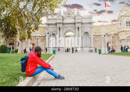 29 SETTEMBRE 2017, ISTANBUL, TURCHIA: Turisti alla porta di Palazzo Dolmabahce. Foto Stock