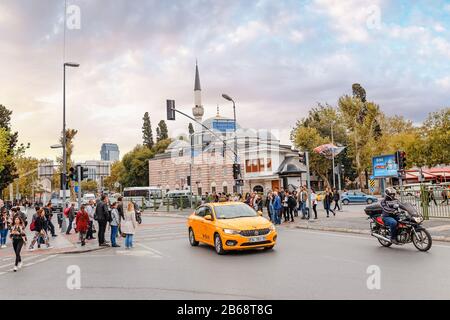 29 SETTEMBRE 2017, ISTANBUL, TURCHIA: Persone e un taxi in un affollato incrocio a Istanbul Foto Stock