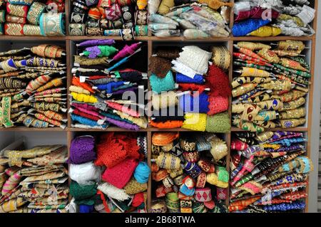 Il piano superiore del Tekka Market a Little India, Singapore. Questo ospita abbigliamento colorato e accessori in vendita, nonché sarti al lavoro. Foto Stock
