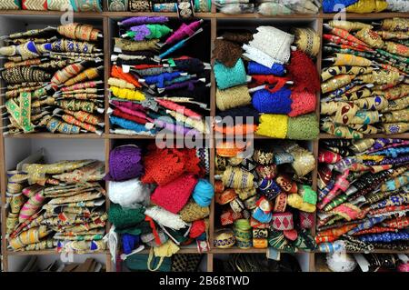 Il piano superiore del Tekka Market a Little India, Singapore. Questo ospita abbigliamento colorato e accessori in vendita, nonché sarti al lavoro. Foto Stock