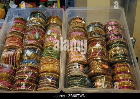 Il piano superiore del Tekka Market a Little India, Singapore. Questo ospita abbigliamento colorato e accessori in vendita, nonché sarti al lavoro. Foto Stock