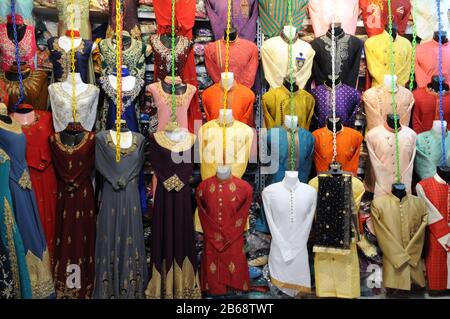 Il piano superiore del Tekka Market a Little India, Singapore. Questo ospita abbigliamento colorato e accessori in vendita, nonché sarti al lavoro. Foto Stock