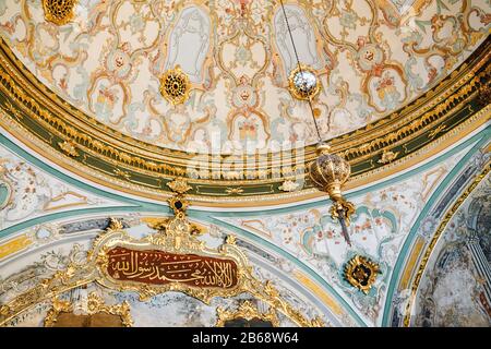 Istanbul, TURCHIA - 30 SETTEMBRE 2017: Decorazioni a soffitto della camera all'interno del Palazzo Topkapi Foto Stock