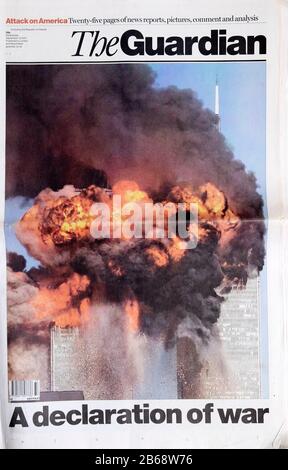 La prima pagina attacco terroristico titolo Guardian giornale su 12 Settembre 2001 "UNA dichiarazione di guerra" 9/11 (911) World Trade Center Twin Towers USA Foto Stock