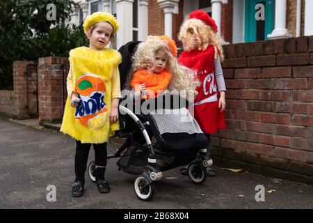 I bambini ebrei ortodossi celebrano il festival di Purim a Stamford Hill nel nord di Londra. Foto Stock