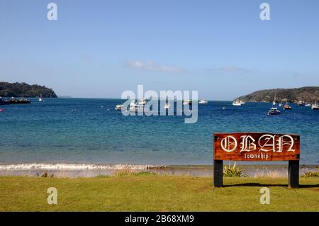 Il lungomare di Halfmoon Bay su Stewart Island (Rakiura per dare il suo nome Maori). Oban è l'unico vero insediamento sull'isola. Foto Stock