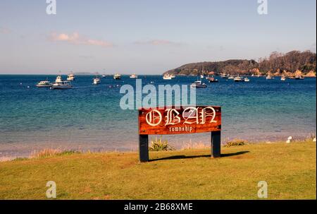 Il lungomare di Halfmoon Bay su Stewart Island (Rakiura per dare il suo nome Maori). Oban è l'unico vero insediamento sull'isola. Foto Stock