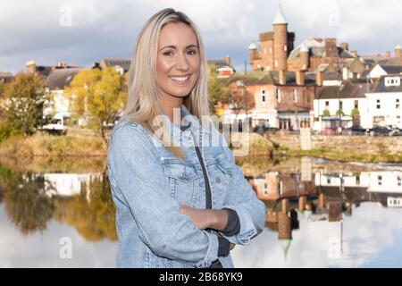 Amy Ferri nella sua città natale di Dumfries. Amy lavora come presentatore TV e radio, giornalista, artista di voiceover e organizzatore di eventi Foto Stock