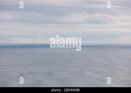 Ampia vista dell'oceano, dell'orizzonte e delle nubi di tempesta di chiarificazione, crepuscolo Foto Stock
