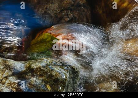 Vicino all'acqua del fiume che scorre velocemente, al North Fork Snoqualmie River, vicino a North Bend, Washington Foto Stock