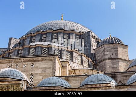 Primo piano di architettura e dettagli di design della decorazione della più grande moschea di Istanbul Suleymaniye Foto Stock