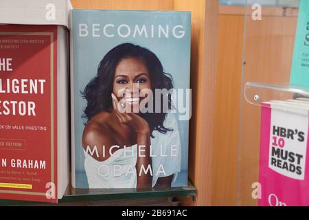 Diventando libro scritto da Michelle Obama alla libreria. Libri da Michelle Obama esposto sugli scaffali di un negozio di libri. Biblioteca - Kochi, India: Gen Foto Stock