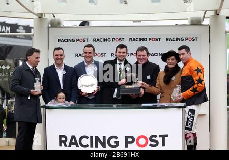 Vincere i collegamenti di Mettere il bollitore che è stato vittorioso guidato da Aidan Coleman nel Racing Post Arkle Challenge Trophy Novices' Chase il giorno uno del Cheltenham Festival a Cheltenham Racecourse, Cheltenham. Foto Stock