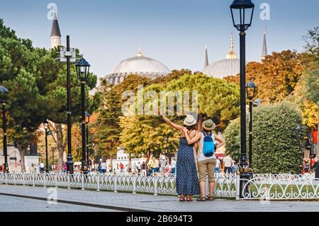 Due ragazze felici godono delle vedute mozzafiato delle attrazioni di Istanbul. Concetto di viaggi di amici e studenti in Turchia Foto Stock