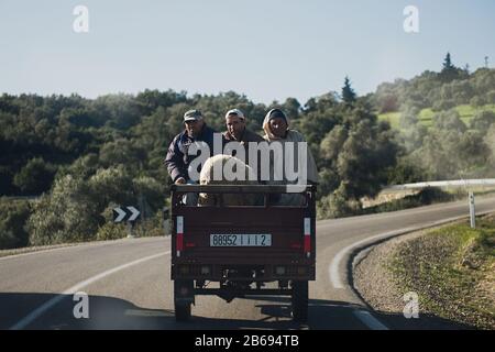 Essaouira, MAROCCO - 17 GENNAIO 2020: Uomo marocchino non identificato in camicia sporca fa un triciclo. La popolazione del Benin soffre di povertà a causa del male Foto Stock