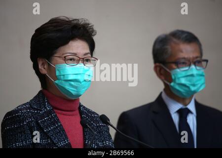 Hong Kong, Cina. 10th Mar, 2020. Capo esecutivo della Regione amministrativa speciale di Hong Kong (HKSAR) Carrie Lam (L) partecipa a una conferenza stampa a Hong Kong, Cina meridionale, 10 marzo 2020. Per ANDARE CON 'Hong Kong considera più restrizioni di entrata in mezzo diffusione COVID-19 nel mondo' credito: Lui Siu Wai/Xinhua/Alamy Live News Foto Stock