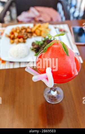 Bevanda a base di cocomero in vetro nel caffè o nel ristorante della città Foto Stock