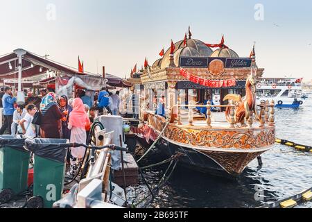 11 SETTEMBRE 2017, TURCHIA, ISTANBUL: Negozio di pesce fastfood su una barca nel porto di Istanbul, balikikmek delicacy Foto Stock