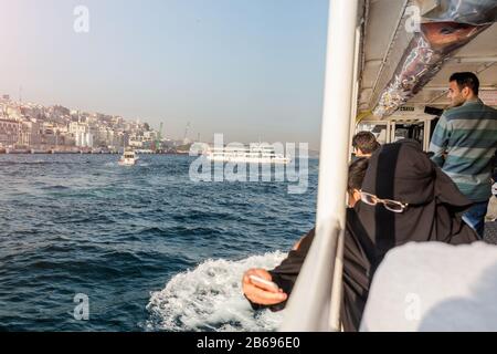 11 SETTEMBRE 2017, TURCHIA, ISTANBUL: Donna araba in hijab facendo selfie durante il viaggio in nave in crociera sul mare Foto Stock