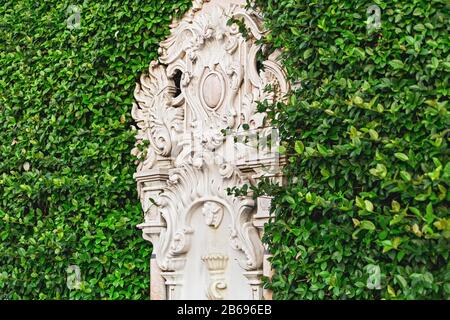 Scultura in marmo bianco circondata dal verde in piazza Sultan Ahmet Foto Stock