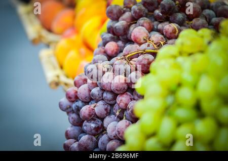 frutta fresca in primo piano all'interno del mercato italiano Foto Stock