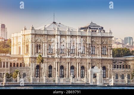 Il Palazzo Dolmabahce e vista da lo stretto del Bosforo a Istanbul in Turchia da ferry su una soleggiata giornata estiva Foto Stock