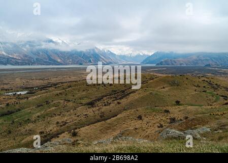 Vista dal Monte Domenica di dove i fiumi Havelock e Frances si fondono nel fiume Rangitata Foto Stock