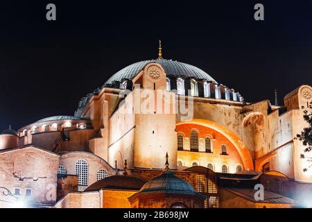 Ripresa notturna di una Basilica di Santa Sofia, della vecchia chiesa ortodossa e, più tardi, di una moschea e di un museo a Istanbul, in Turchia Foto Stock