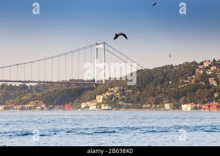 Ponte sospeso sopra lo stretto di Bosporus, uno dei più grandi e più importanti centri di trasporto stradale di Istanbul e Turchia Foto Stock