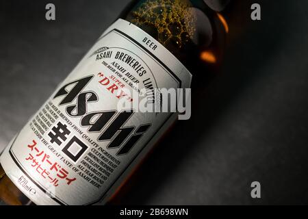 Londra - 03 MARZO 2020: Bottiglia di birra Asahi lager dal Giappone Foto Stock
