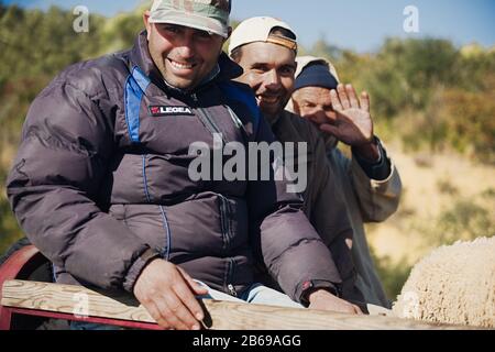 Essaouira, MAROCCO - 17 GENNAIO 2020: Uomo marocchino non identificato in camicia sporca fa un triciclo. La popolazione del Benin soffre di povertà a causa del male Foto Stock