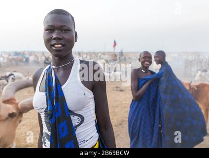 Ritratto di donne della tribù Mundari in un campo di bestiame, Equatoria Centrale, Terekeka, Sudan del Sud Foto Stock