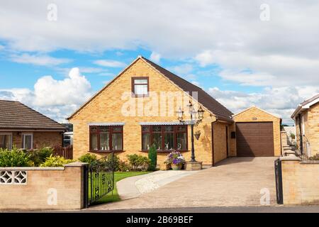 Elegante casa bungalow con giardino Foto Stock