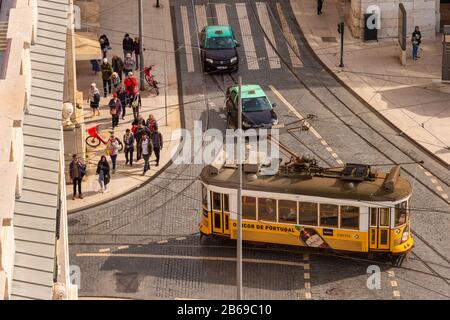 Lisbona, Portogallo - 2 marzo 2020: Famoso tram giallo 28 al Praca do Comercio dalla cima di Arco da Rua Augusta Foto Stock